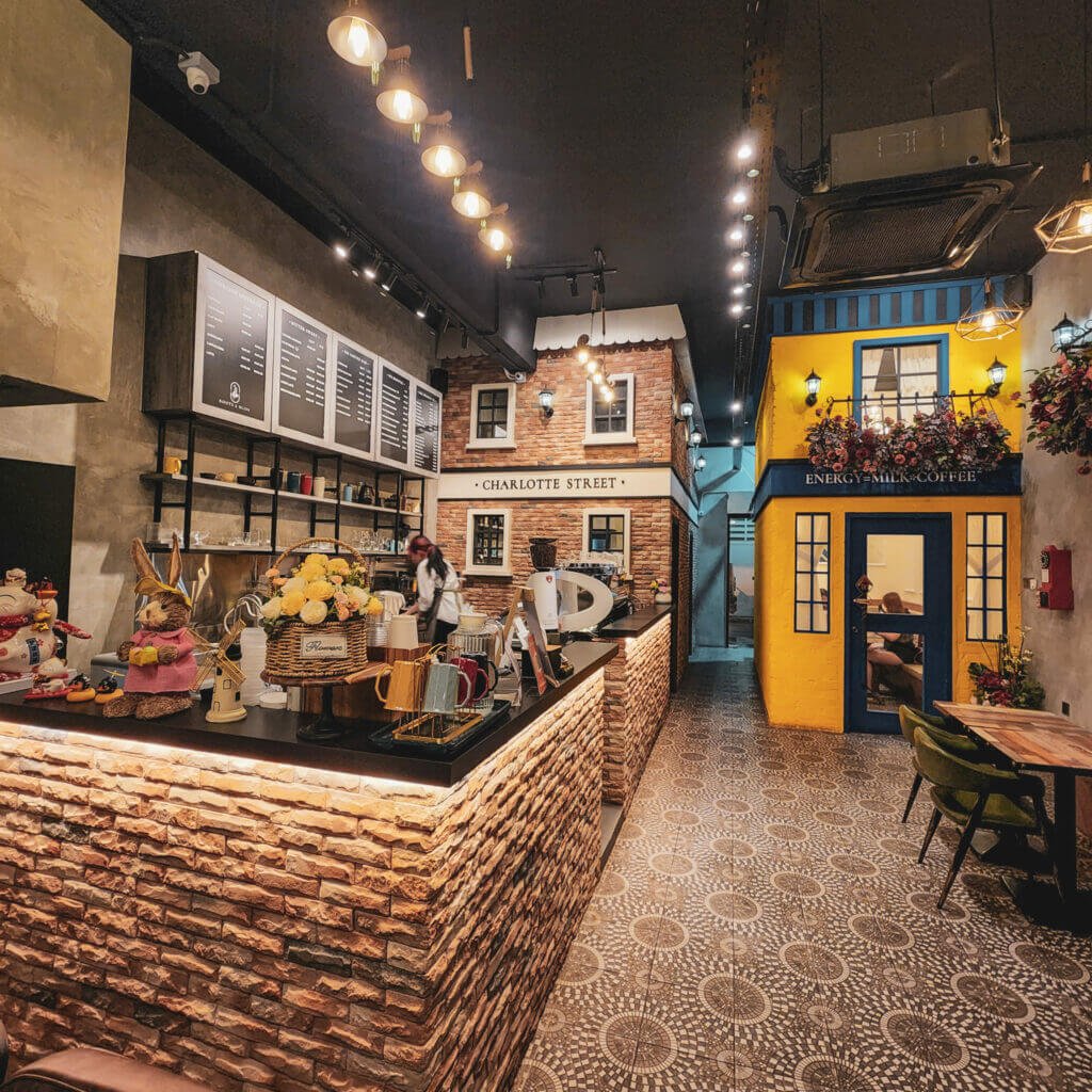 Sentuhan Reka Bentuk Dalaman Barat, Jom Ke Roots & Bliss Kafe Tersembunyi Di Tabuan