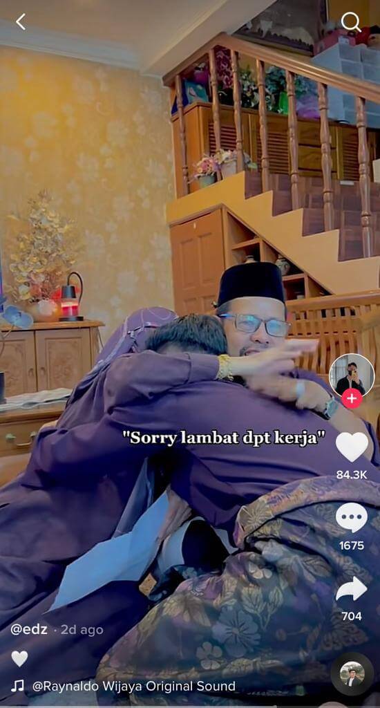 Tawaran Kerja Dalam Sampul Raya, Lihat Lelaki Sarawak Ini Beri Kejutan Manis Buat Keluarganya 9 Tawaran Kerja Dalam Sampul Raya, Lihat Lelaki Sarawak Ini Beri Kejutan Manis Buat Keluarganya