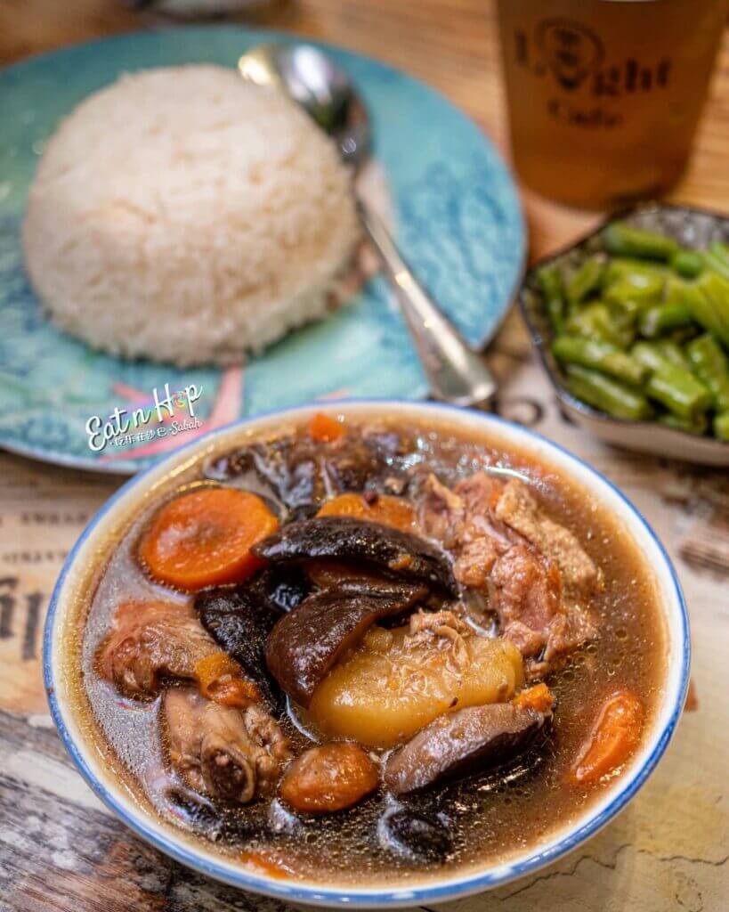 Klasik Dan Estetik, 3 Kafe Di Sabah Yang Anda Patut Cuba Untuk Road Trip Foodie Anda 19 Klasik Dan Estetik, 3 Kafe Di Sabah Yang Anda Patut Cuba Untuk Road Trip Foodie Anda