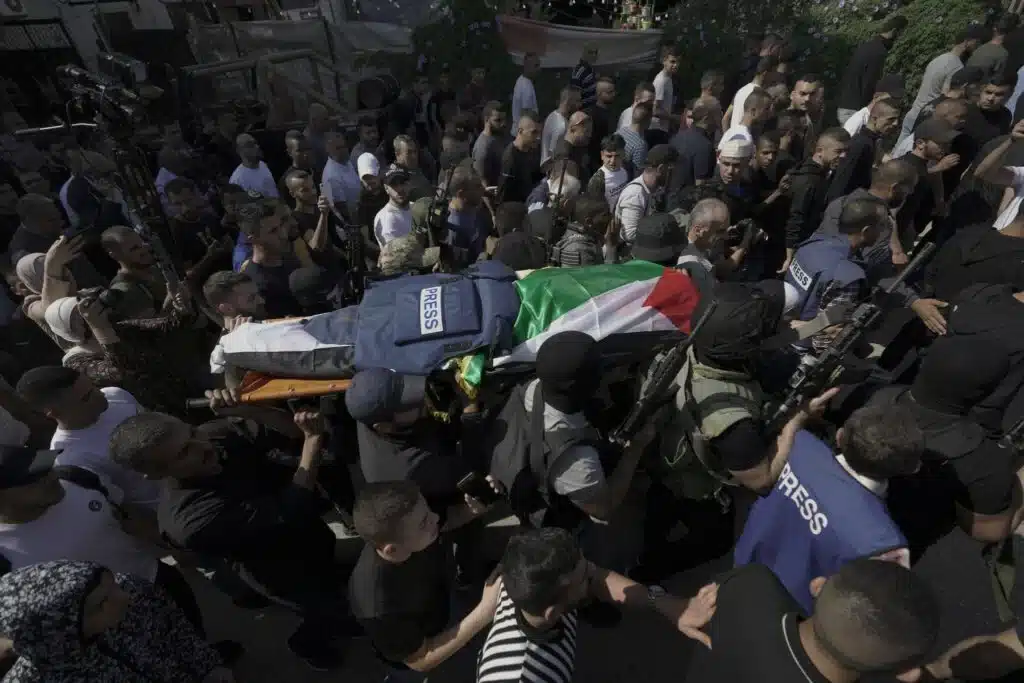 Wartawan Terkemuka Arab Ditembak 'Headshot' Oleh Tentera Israel Ketika Buat Liputan Berita