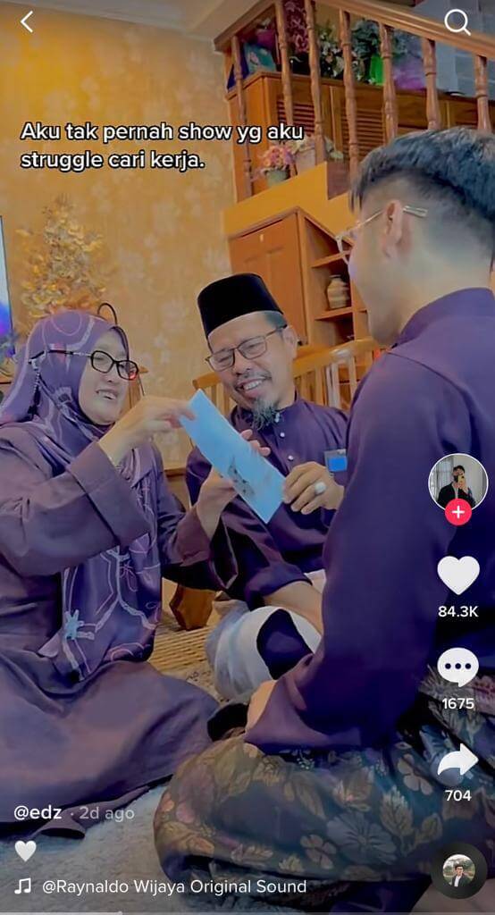 Tawaran Kerja Dalam Sampul Raya, Lihat Lelaki Sarawak Ini Beri Kejutan Manis Buat Keluarganya