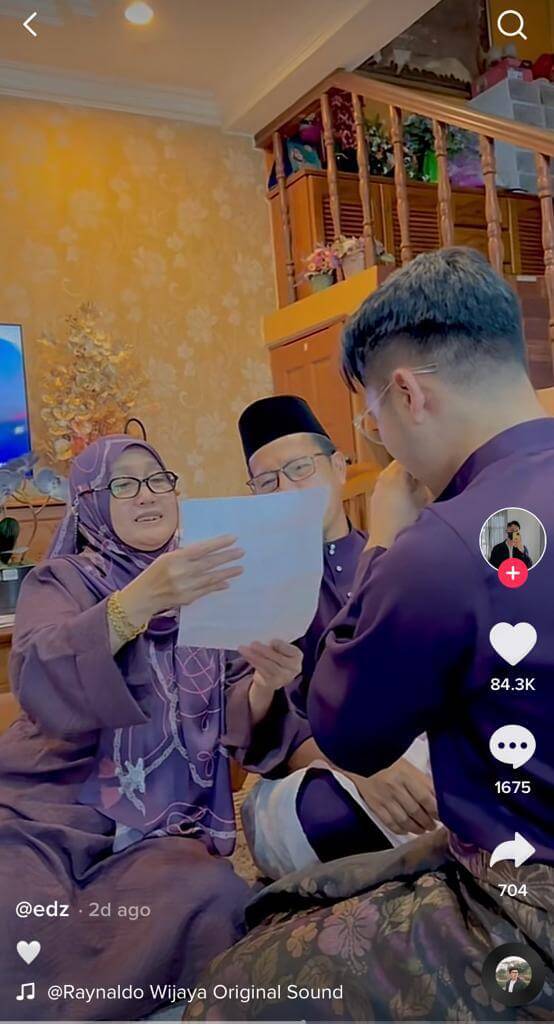 Tawaran Kerja Dalam Sampul Raya, Lihat Lelaki Sarawak Ini Beri Kejutan Manis Buat Keluarganya 8 Tawaran Kerja Dalam Sampul Raya, Lihat Lelaki Sarawak Ini Beri Kejutan Manis Buat Keluarganya