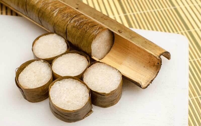 Lemang could be served in two ways split the bamboo stalk with machete or shake it Tak Lengkap Kalau Tak Ada, Ini 5 Menu Hari Raya Yang Paling Popular