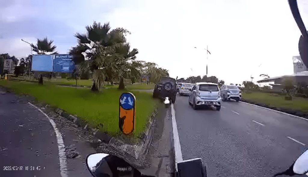 Selamba 'Cilok' Kenderaan Dari Kiri, Aksi Pacuan Empat Roda Di Jalan Airport Kuching Ini Dikecam Netizen