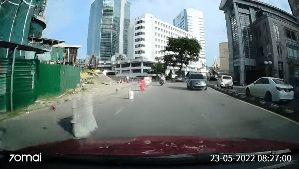[VIDEO] 'King' Myvi Buat Hal Lagi, Selamba Pandu Lawan Arus Di Tengah Bandaraya Kuching