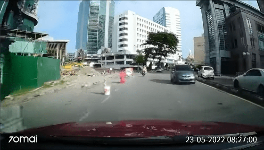 [VIDEO] 'King' Myvi Buat Hal Lagi, Selamba Pandu Lawan Arus Di Tengah Bandaraya Kuching