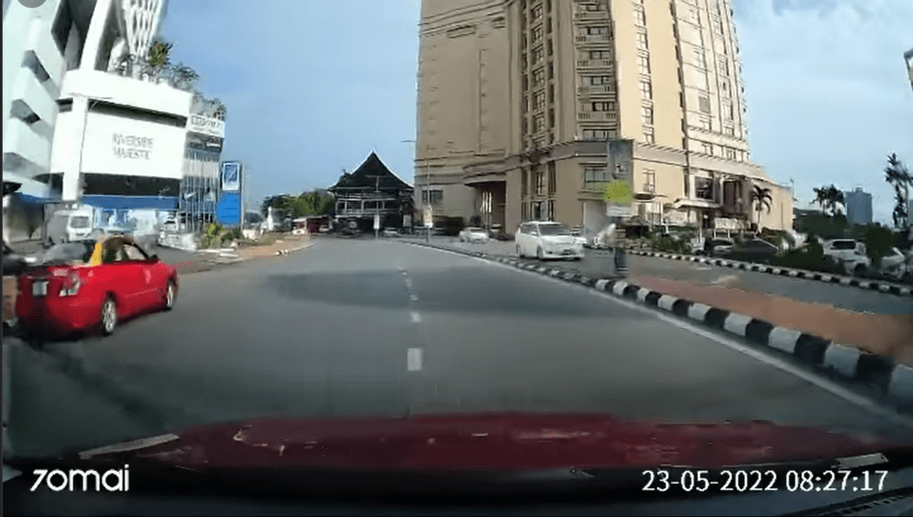[VIDEO] 'King' Myvi Buat Hal Lagi, Selamba Pandu Lawan Arus Di Tengah Bandaraya Kuching