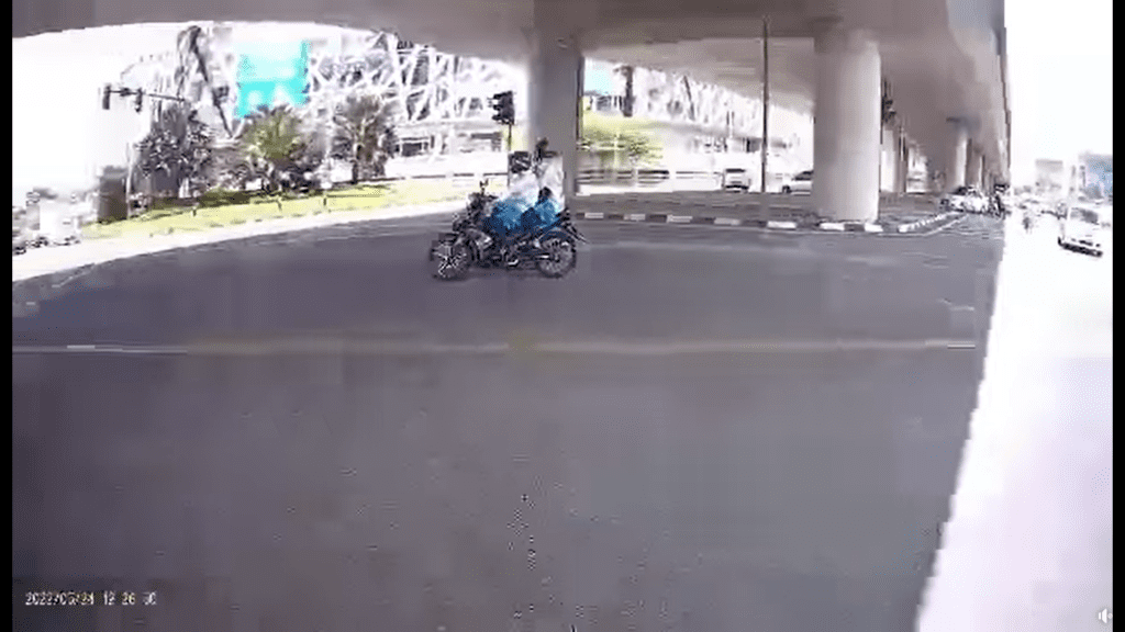 Lagak 'Kebal' Sempat Dirakam Netizen, Dua Pelajar Sekolah Berani Langgar Lampu Merah Di Kuching