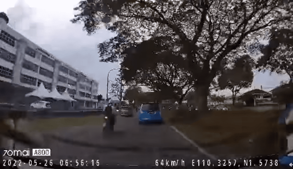 Hilang Kawal Semasa 'Menyelit', Tindakan Pelajar Sekolah Di Kuching Ini Undang Pelbagai Reaksi Netizen