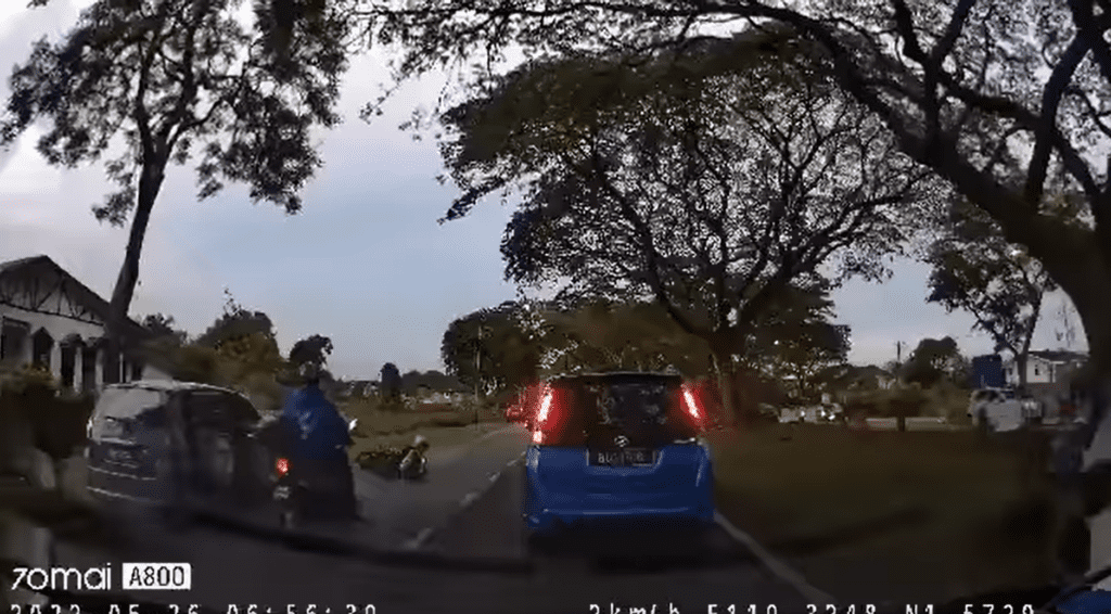 Hilang Kawal Semasa 'Menyelit', Tindakan Pelajar Sekolah Di Kuching Ini Undang Pelbagai Reaksi Netizen