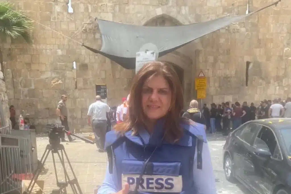 Shireen Abu Akleh in JerusalemShireennasri Twitter 1024x683 1 Wartawan Terkemuka Arab Ditembak 'Headshot' Oleh Tentera Israel Ketika Buat Liputan Berita