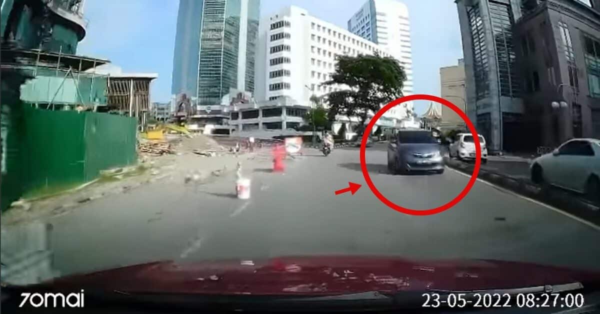 [VIDEO] 'King' Myvi Buat Hal Lagi, Selamba Pandu Lawan Arus Di Tengah Bandaraya Kuching