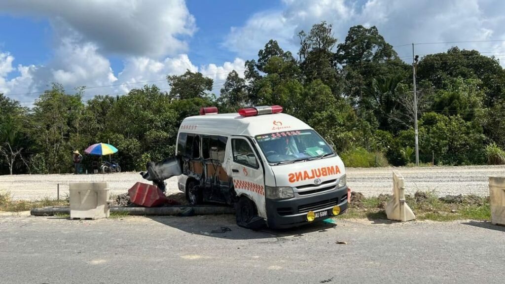 [Video] Ambulans Tercabut Pintu Belakang Dilanggar 'Hilak' Di Jalan Bau-Kuching