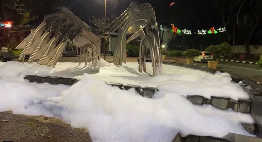 Bukan Kali Pertama Terjadi, Pancuran Air Di Waterfront Sekali Lagi Dipenuhi Buih! 8 Bukan Kali Pertama Terjadi, Pancuran Air Di Waterfront Sekali Lagi Dipenuhi Buih!