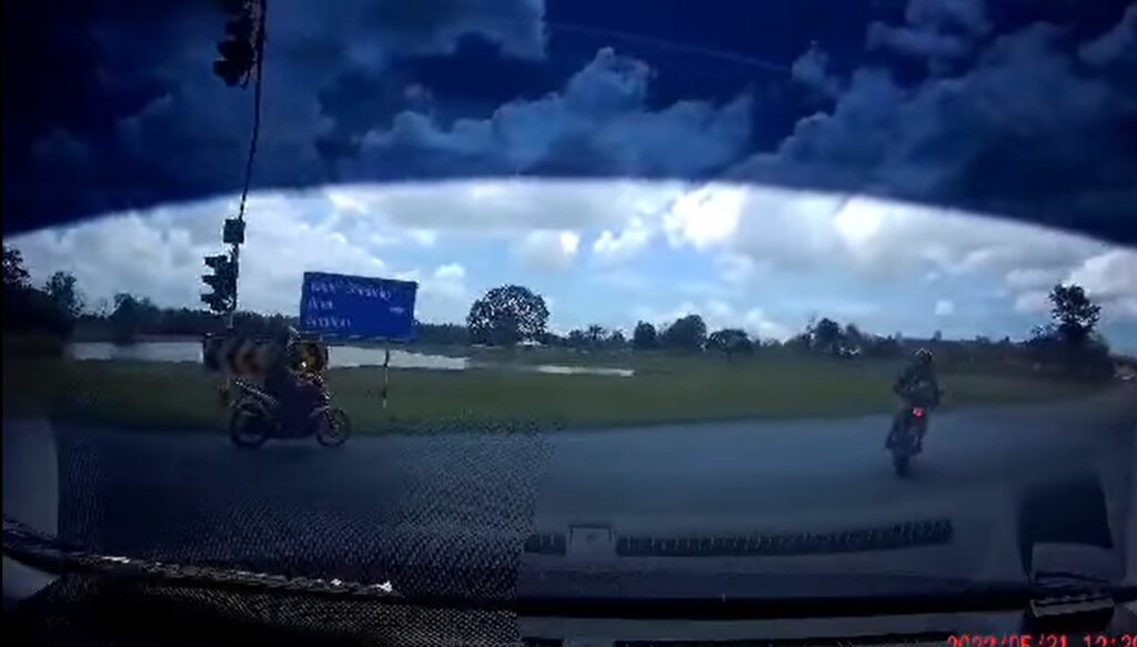 'Selamba' Langgar Lampu Merah Sambil Main Telefon, Aksi Bahaya Motosikal Di Kuching Ini Sempat Dirakam
