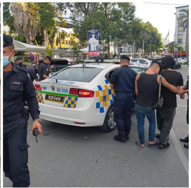 Lelaki Main 'Libas-Libas' Parang Di Pintu Gerbang Sibu Cetus Kegusaran Awam
