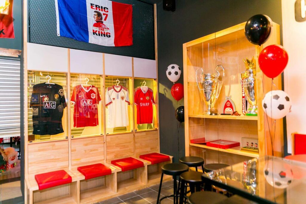 The Cliff Bar Sukan Unik Di Kuching, Satu Kedai Gambar Manchester United!