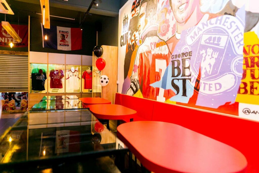 The Cliff Bar Sukan Unik Di Kuching, Satu Kedai Gambar Manchester United!
