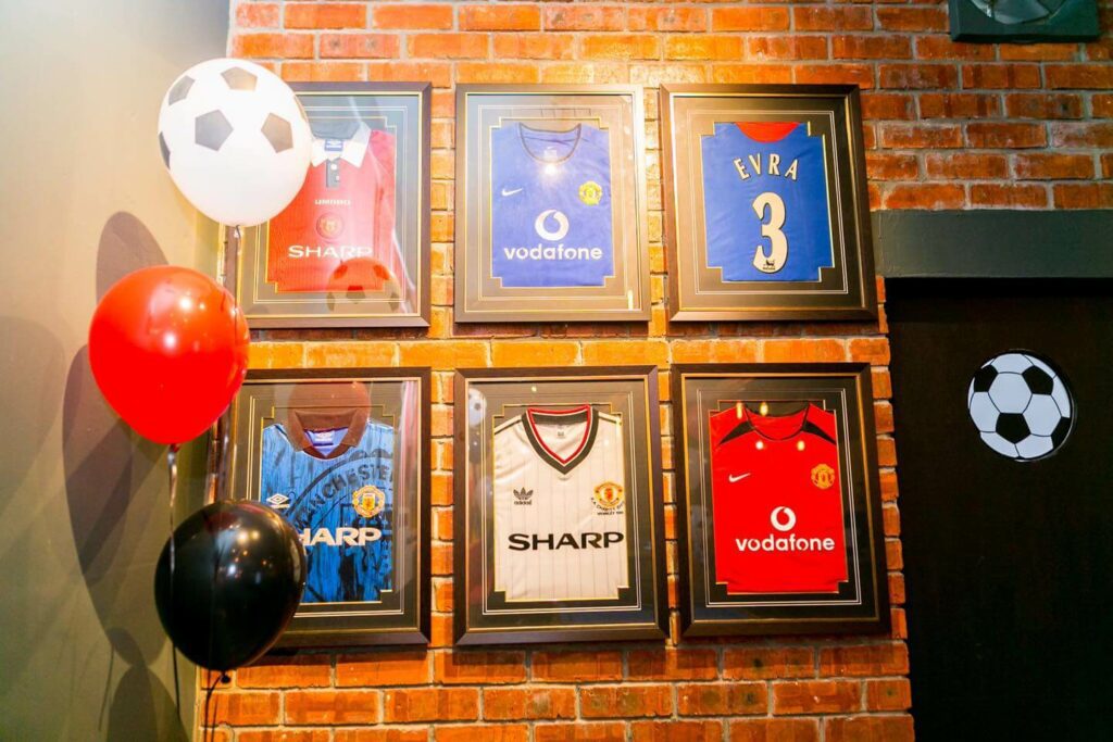 The Cliff Bar Sukan Unik Di Kuching, Satu Kedai Gambar Manchester United!