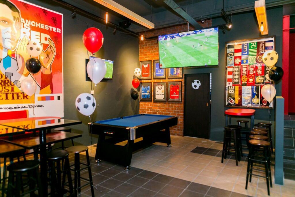The Cliff Bar Sukan Unik Di Kuching, Satu Kedai Gambar Manchester United!