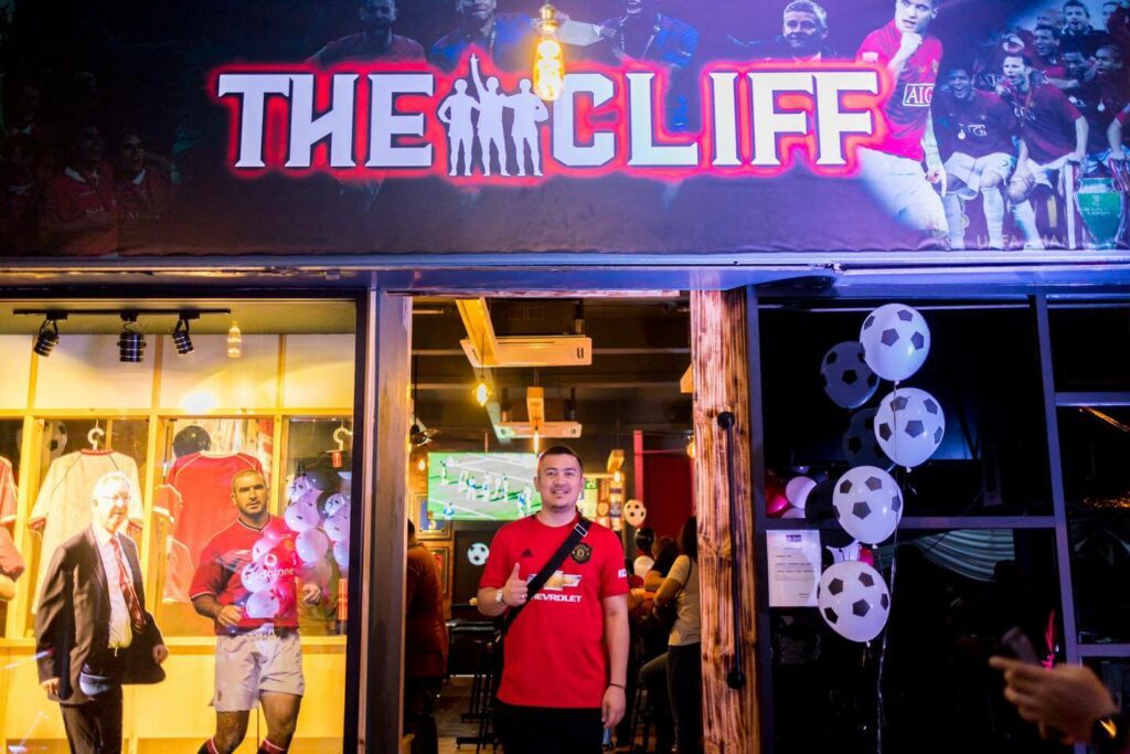 The Cliff Bar Sukan Unik Di Kuching, Satu Kedai Gambar Manchester United!
