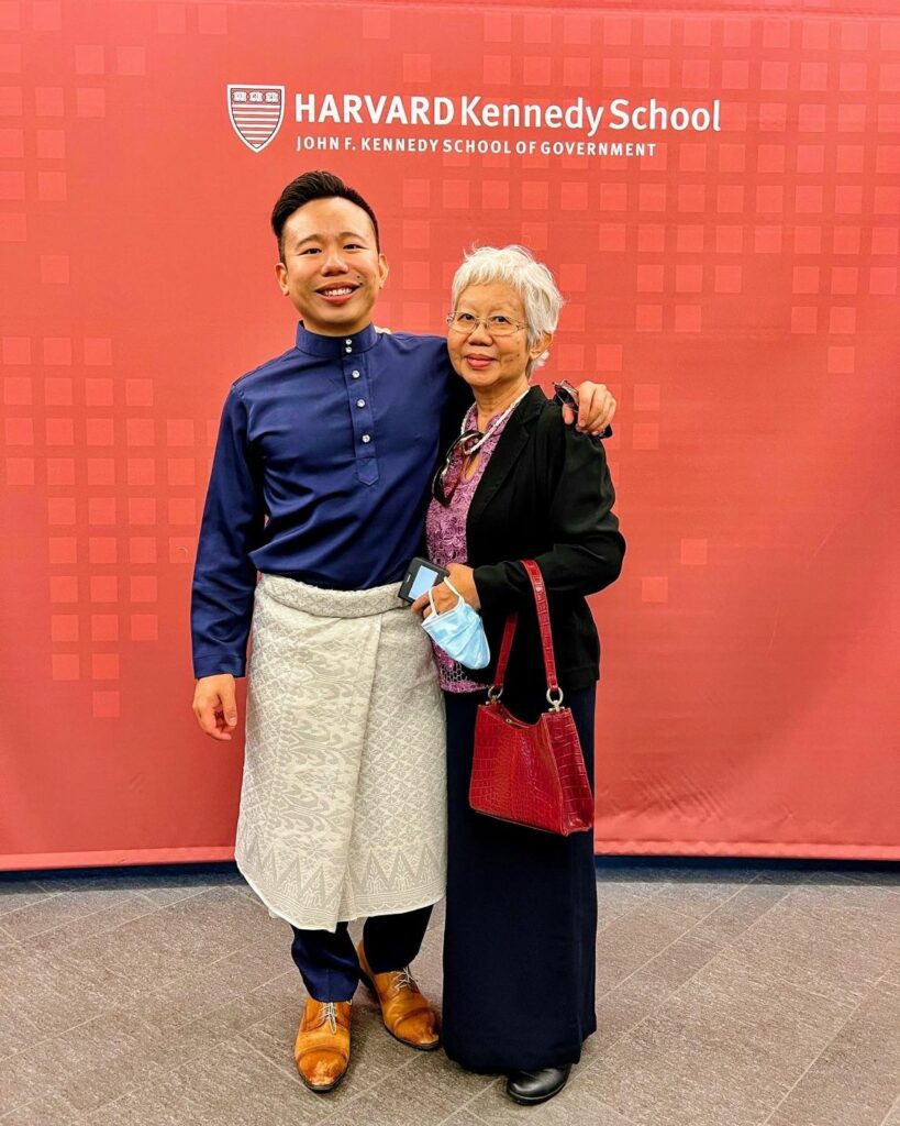 Kenali Andrew Loh, Anak Malaysia Yang Bangga Hadiri Konvo Harvard Dan Stanford Guna Baju Melayu