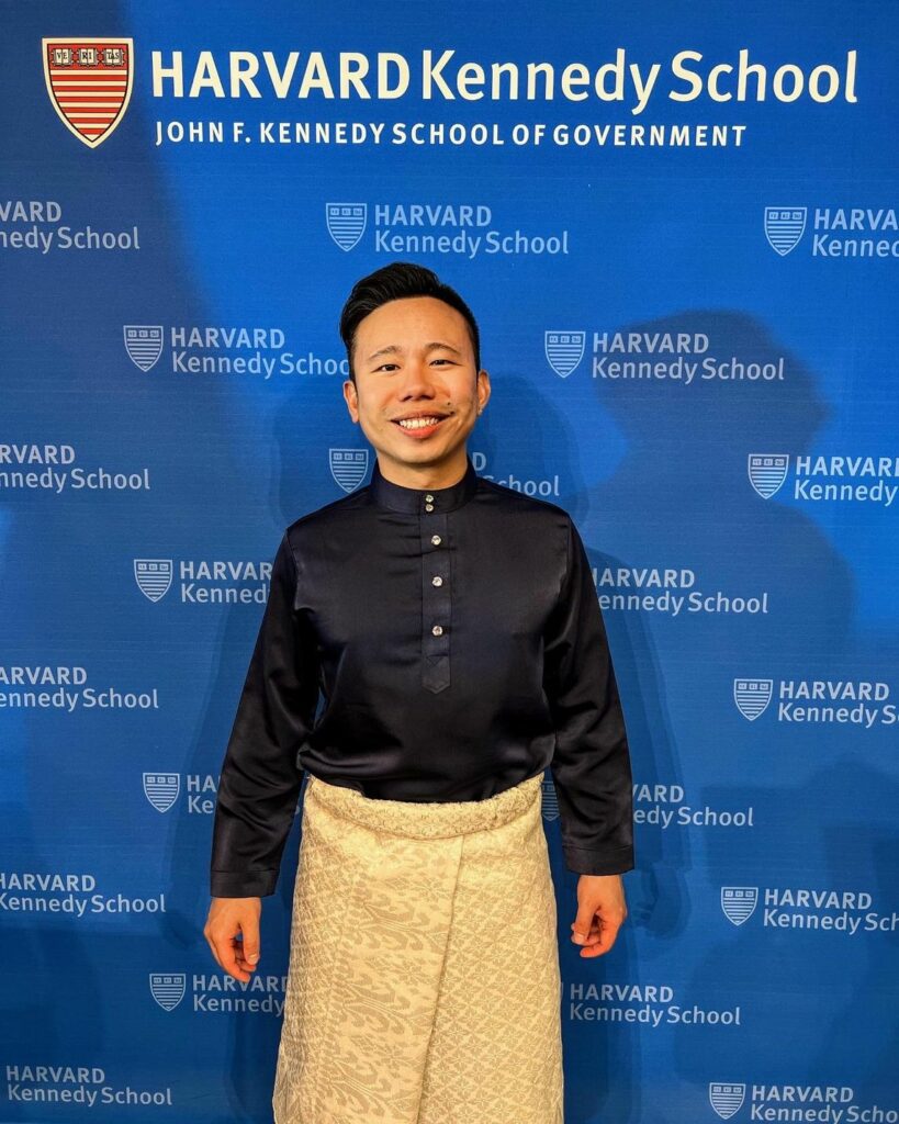 Kenali Andrew Loh, Anak Malaysia Yang Bangga Hadiri Konvo Harvard Dan Stanford Guna Baju Melayu