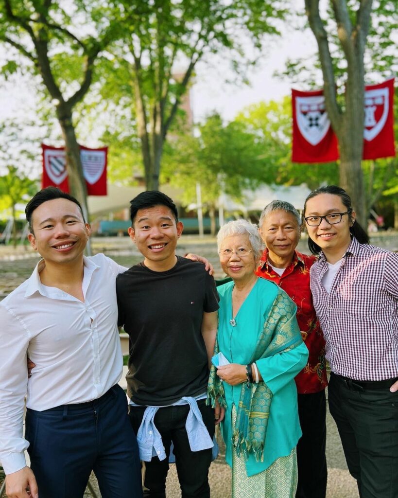 Kenali Andrew Loh, Anak Malaysia Yang Bangga Hadiri Konvo Harvard Dan Stanford Guna Baju Melayu