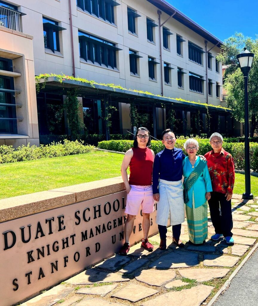 Kenali Andrew Loh, Anak Malaysia Yang Bangga Hadiri Konvo Harvard Dan Stanford Guna Baju Melayu