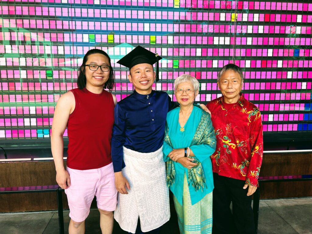 Kenali Andrew Loh, Anak Malaysia Yang Bangga Hadiri Konvo Harvard Dan Stanford Guna Baju Melayu