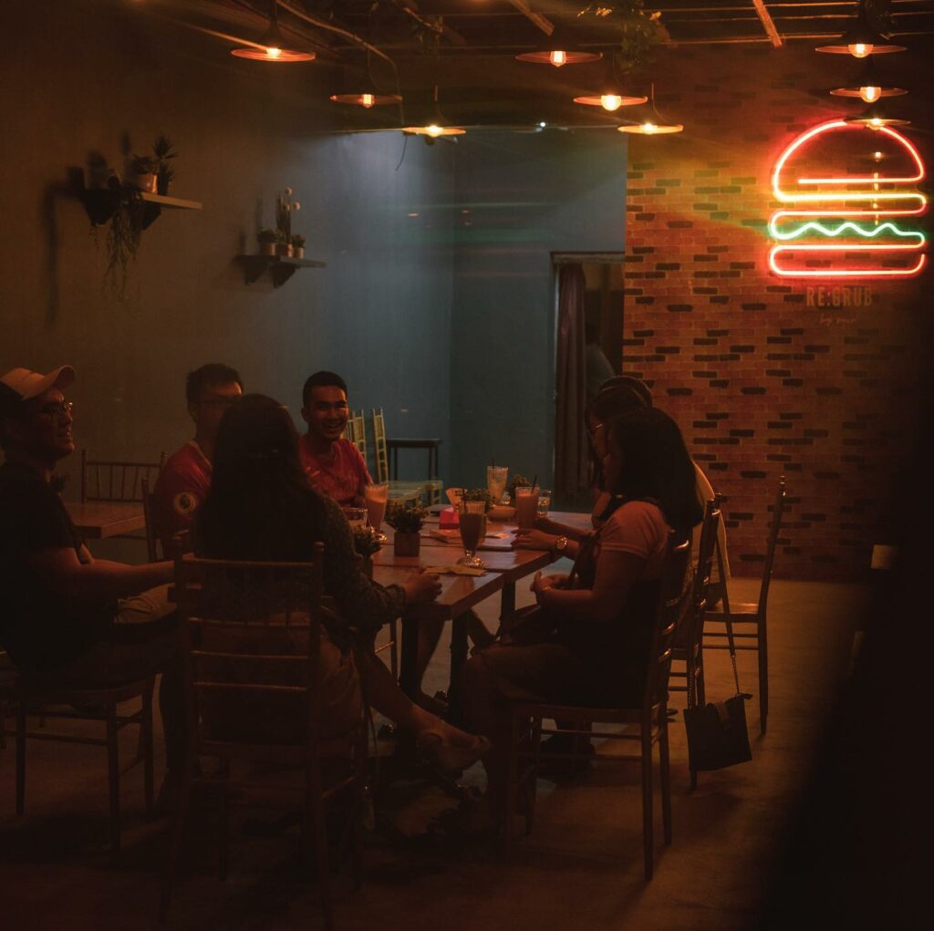 Suasana Gaya Ala-Ala American Diner, Jom Cuba Keunikan Burger Patty Di Re:Grub Kuching