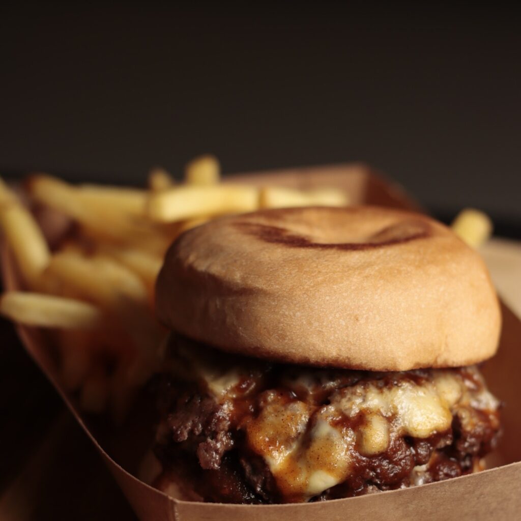 Suasana Gaya Ala-Ala American Diner, Jom Cuba Keunikan Burger Patty Di Re:Grub Kuching
