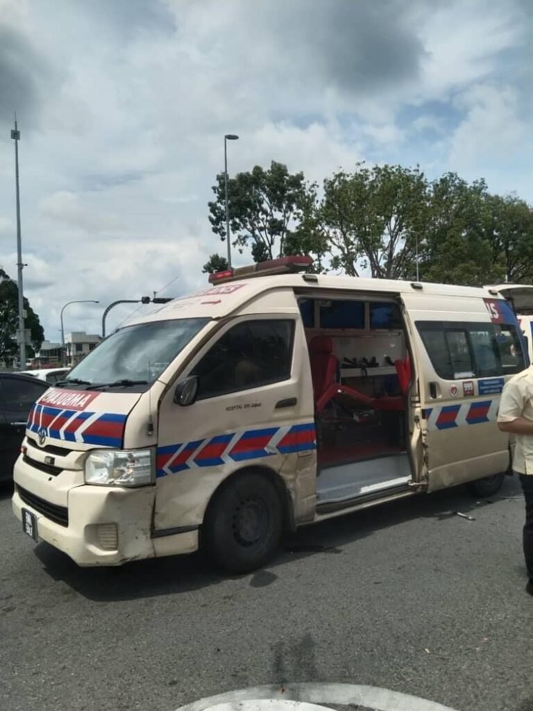 Kemalangan Di Kuching, Kereta Pegawai Kanan Polis Bertembung Ambulans Bawa Pesakit