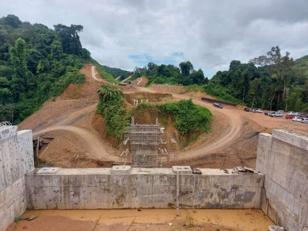 Kenderaan Terjunam Tertusuk Kayu, Netizen Tuntut Percepat Pembaikan Jalan Di Kapit-Putai