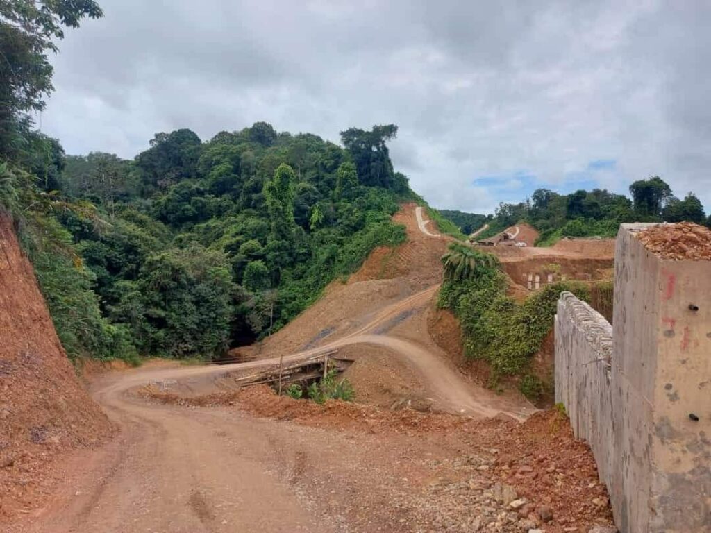 Kenderaan Terjunam Tertusuk Kayu, Netizen Tuntut Percepat Pembaikan Jalan Di Kapit-Putai