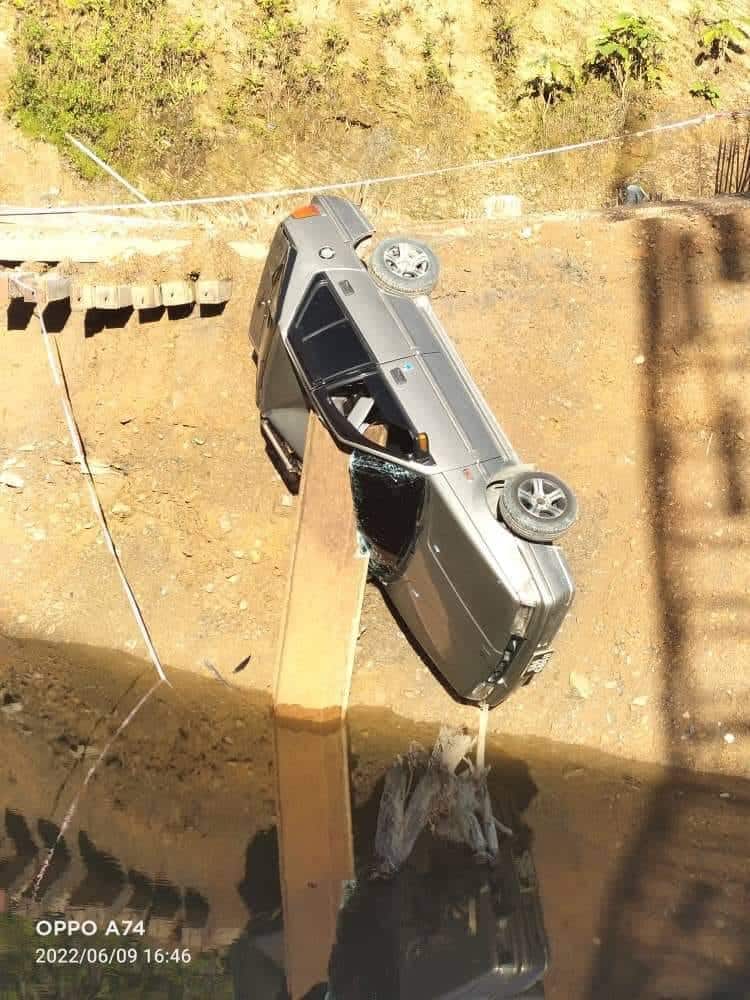 Kenderaan Terjunam Tertusuk Kayu, Netizen Tuntut Percepat Pembaikan Jalan Di Kapit-Putai