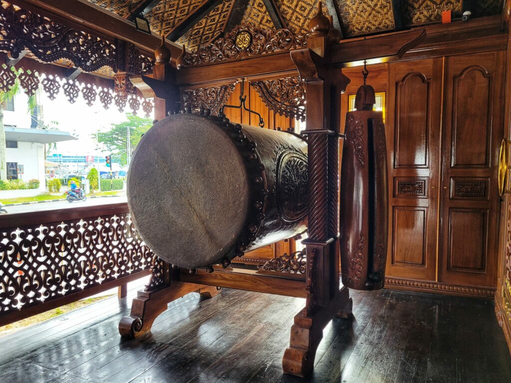 Terpegun Dengan Motif Ukiran Kayu, Masjid Di Sibu Ini Antara Masjid Yang Tertua Di Sarawak