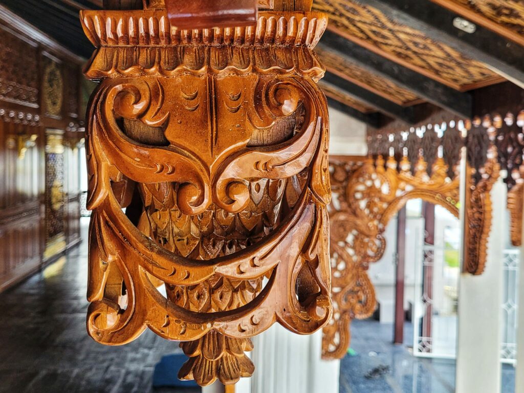 Terpegun Dengan Motif Ukiran Kayu, Masjid Di Sibu Ini Antara Masjid Yang Tertua Di Sarawak