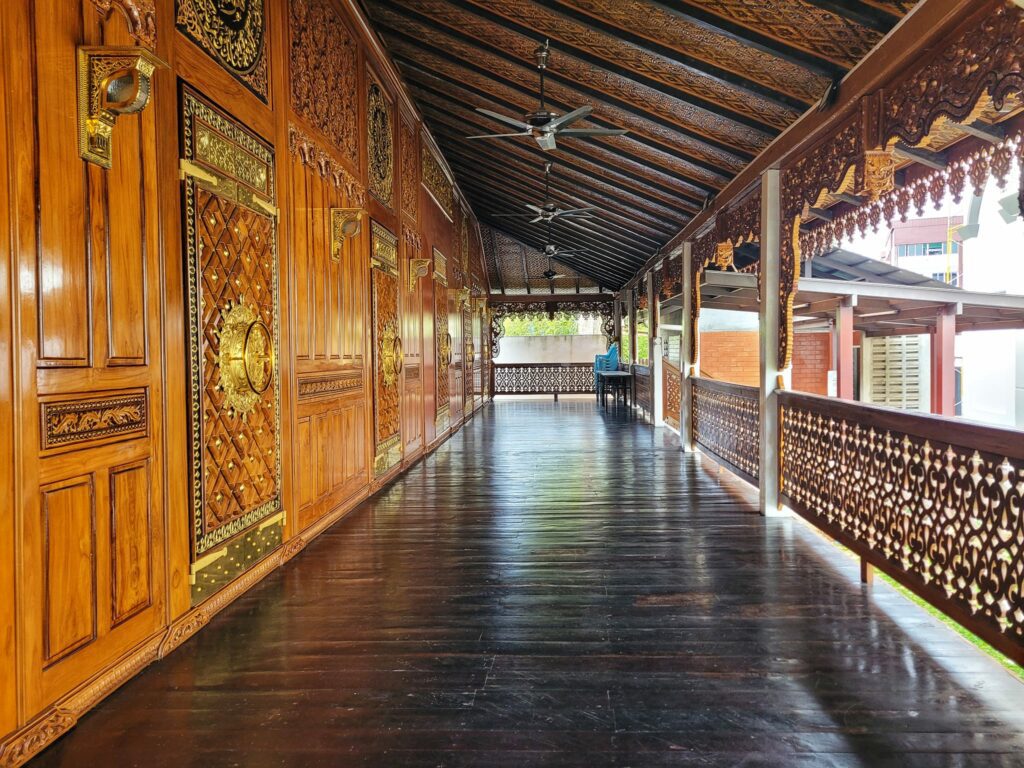 Terpegun Dengan Motif Ukiran Kayu, Masjid Di Sibu Ini Antara Masjid Yang Tertua Di Sarawak
