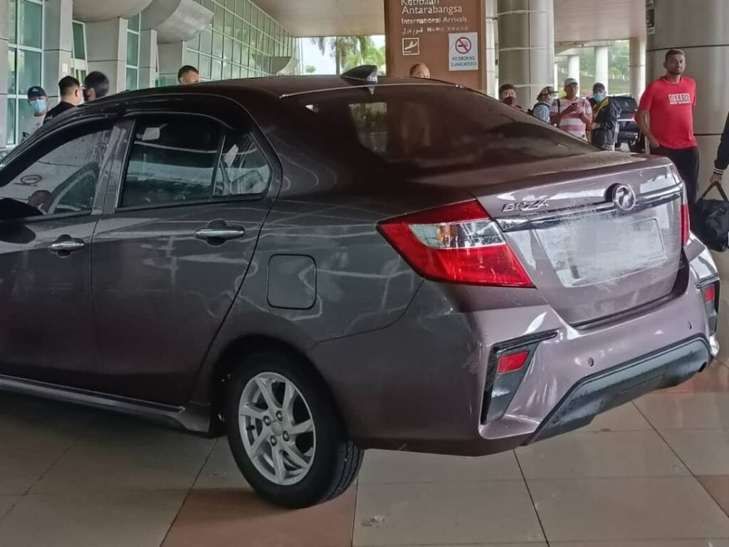 Terlajak Masuk Gear, Kereta Ini Nyaris Langgar Pintu Ketibaan Airport Kuching