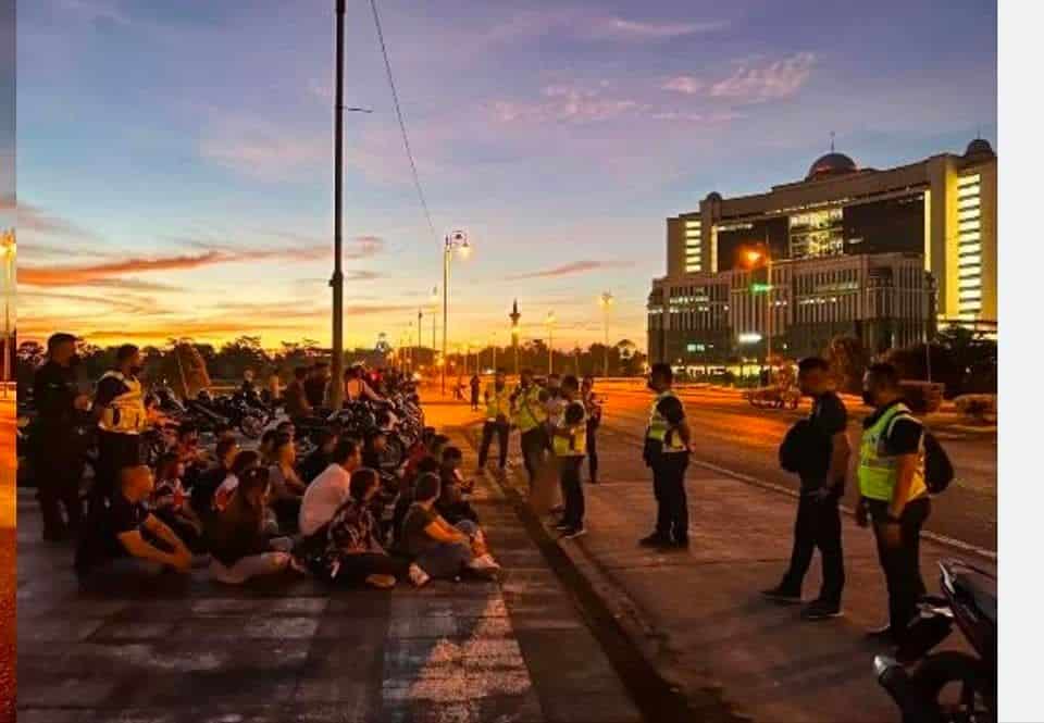 Buat Aksi Wheelie Di Masja Kuching, 3 Remaja Ditahan Polis