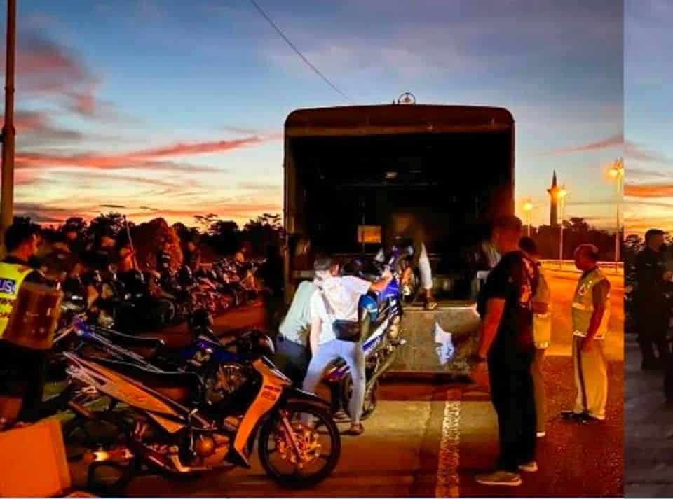 Buat Aksi Wheelie Di Masja Kuching, 3 Remaja Ditahan Polis