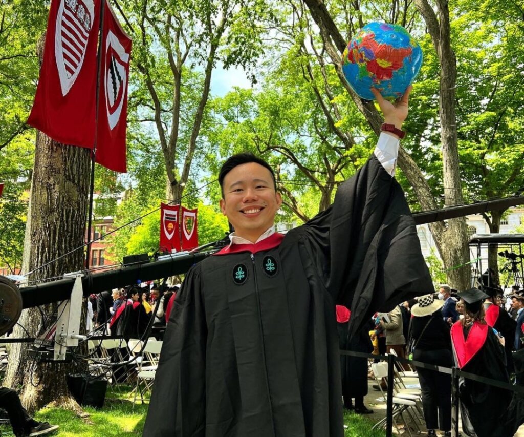 Kenali Andrew Loh, Anak Malaysia Yang Bangga Hadiri Konvo Harvard Dan Stanford Guna Baju Melayu