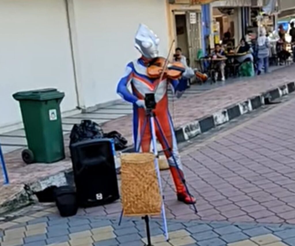 [VIDEO] Lihat 'Ultraman' Ini Main Biola Merdu Lagu 'Tinggi-Tinggi Gunung Kinabalu' Di Tamu Gaya