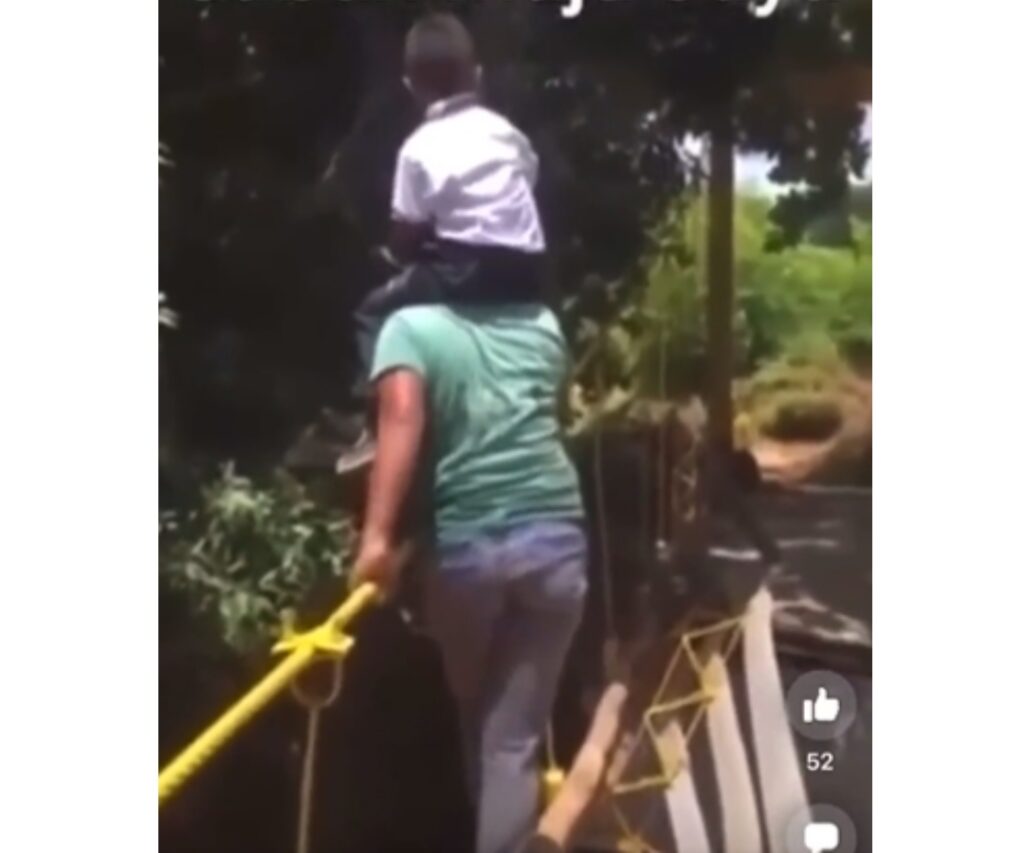 [VIDEO] Budak Tergelincir Jatuh Sungai Semasa Lalu Jambatan Usang Buat Netizen Geram