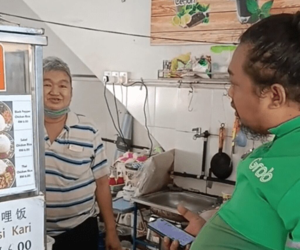 Yakin 'Lajak' Cakap Cina Walaupun Pelik, Netizen Terhibur Dengan Grab Rider Dari Kuching Ini