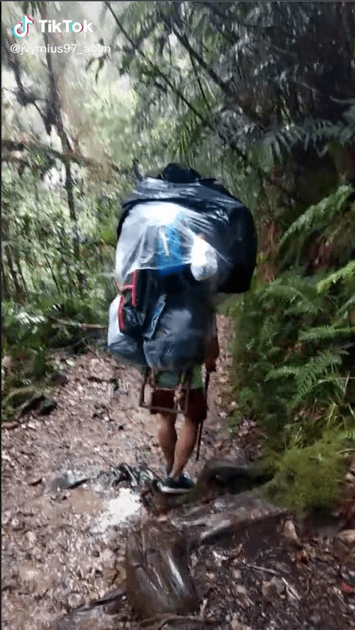 Netizen Luah Simpati Malim Gunung Hanya Dapat RM5 Per Kilo Pikul Barang Naik Gunung Kinabalu