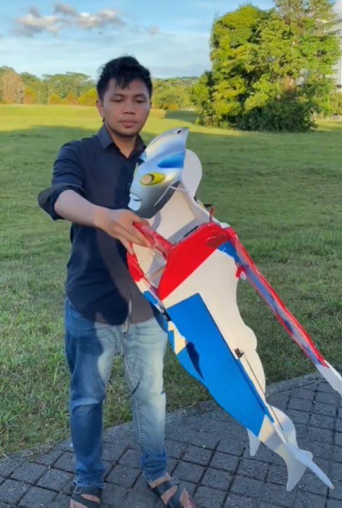 Netizen Teruja Lihat Lelaki Ini Terbangkan Ultraman Tiga Dada Berkelip Di Masja Kuching