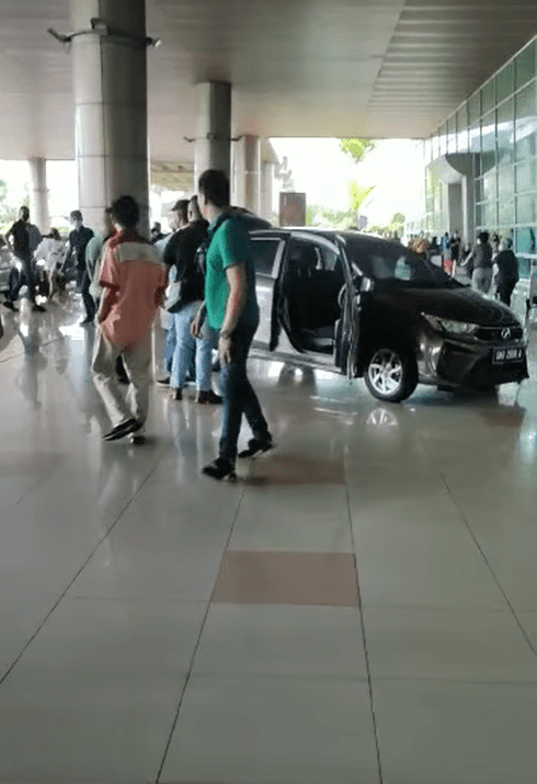 Terlajak Masuk Gear, Kereta Ini Nyaris Langgar Pintu Ketibaan Airport Kuching