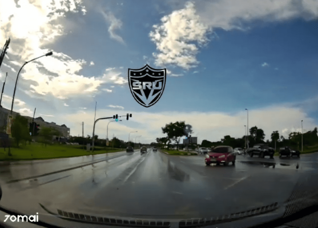 [VIDEO] Saga Buat Aksi U-Turn Merbahaya Di Jalan Licin Depan Simpang UNIMAS